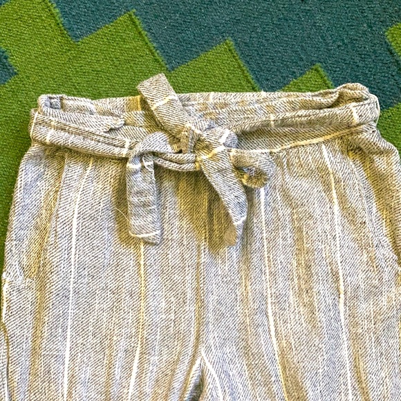 Free People paperbag grey pants with belt. Size 6 - Picture 2 of 3